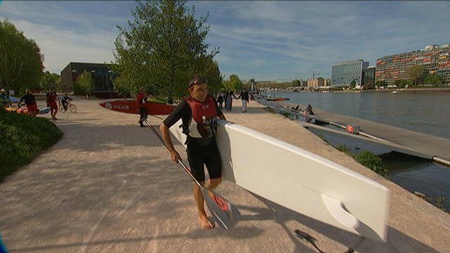 Du paddle sur la Seine, une activité qui séduit de plus en plus les Parisiens - Le 06/05/2016 à 10h50