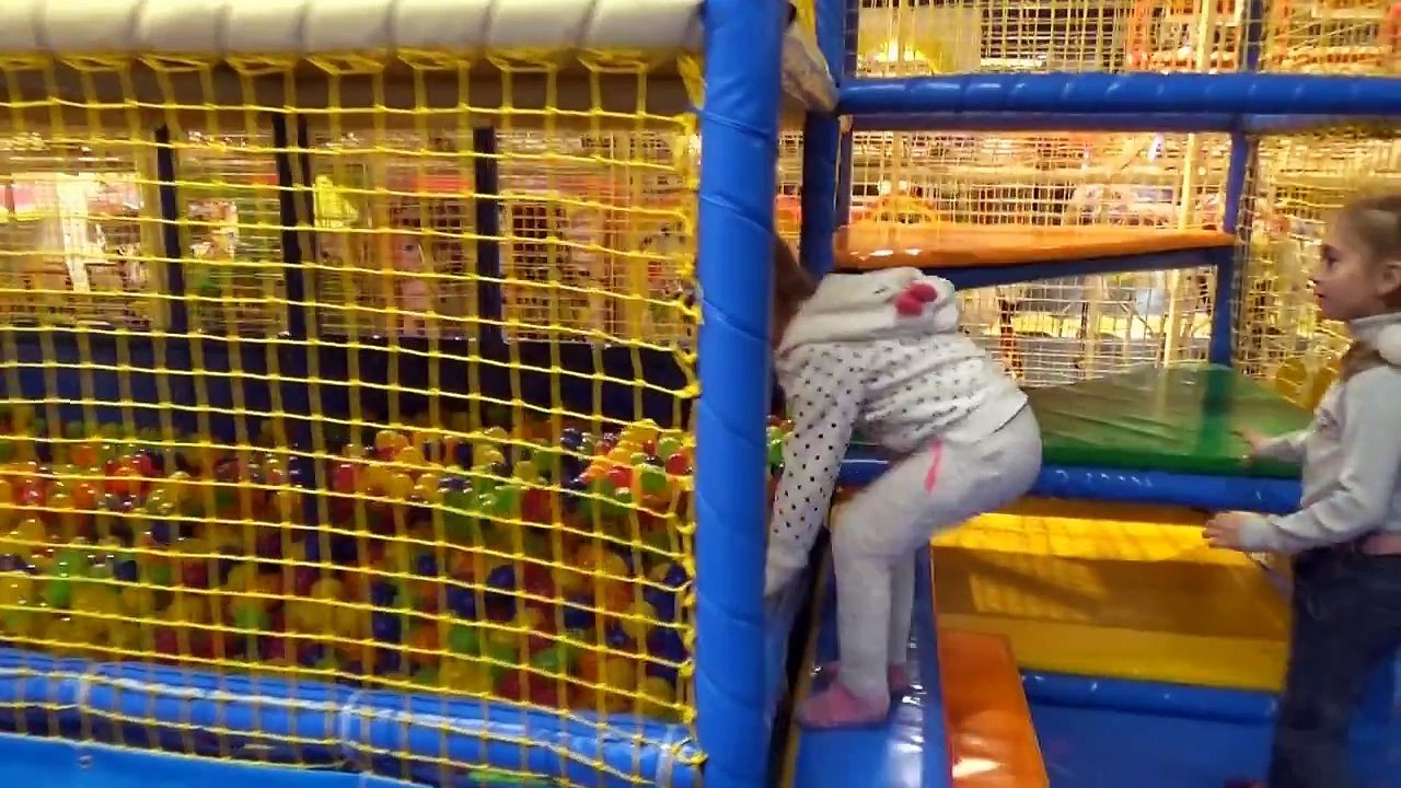 Шоппинг в новом магазине игрушек с детской игровой площадкой и горками VLOG Shopping kids store