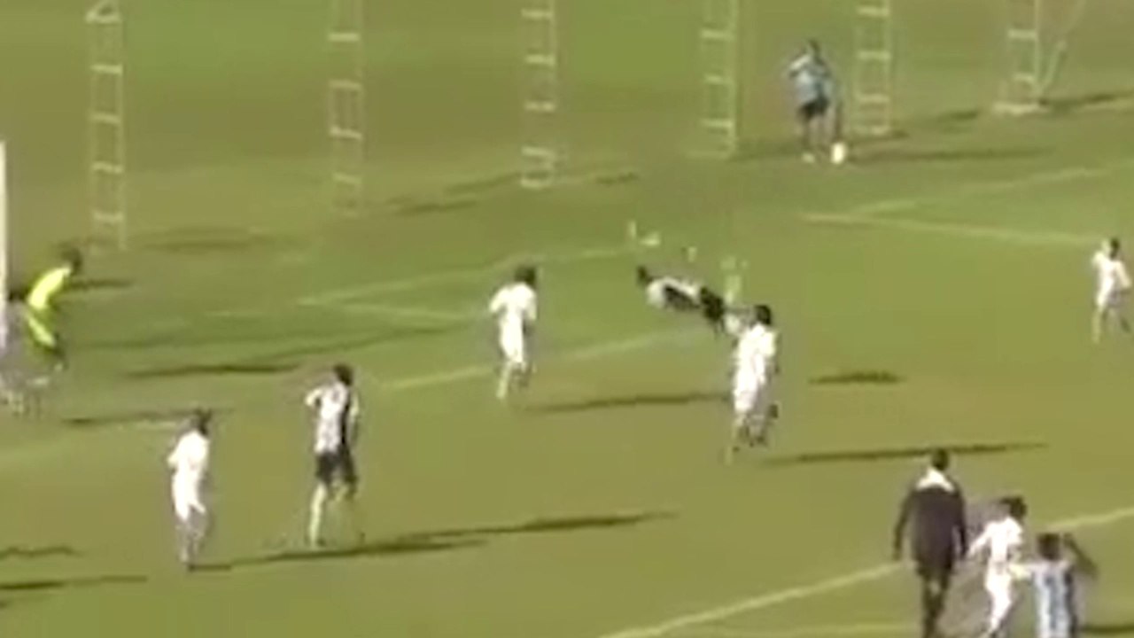 Un incroyable but en coup du scorpion !