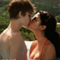 Justin Bieber & Selena Gomez Kissing Photo breaks all records ! 5 Things you don't know about it