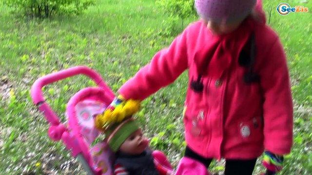 Кукла Беби Борн и Ярослава на прогулке. Киндер Сюрприз. Раскраска-Невидимка для детей