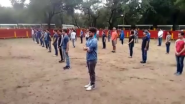 1 taureau, 40 étudiants dans une arène pour un petit jeu risqué