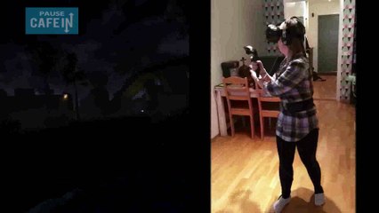 Une femme teste un jeu vidéo d'horreur en réalité augmentée