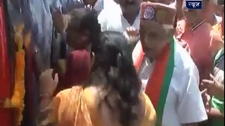 MP minister Babulal Gaur touches woman inappropriately
