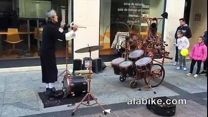 Download Video: Il jongle tout en faisant de la batterie. Un artiste de rue bourré de talent