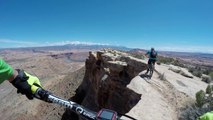 VTT au bord d'une falaise de 120 mètres de haut en POV