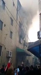 Elle jette ses enfants par la fenêtre pour les sauver de son immeuble en feu