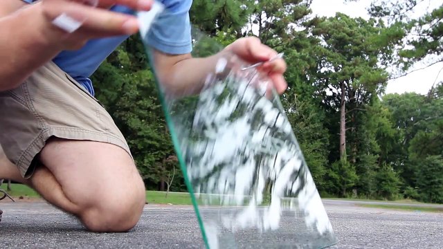 Voici ce que vous devez faire si vous êtes prisonnier d'une voiture tombée dans l'eau!