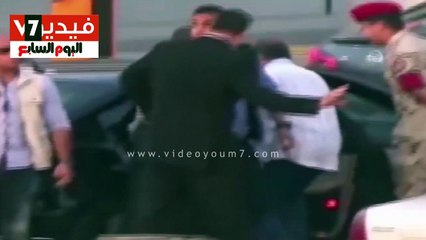 الرئيس السيسى يقف ويصافح المواطنين عند بوابات الإسكندرية