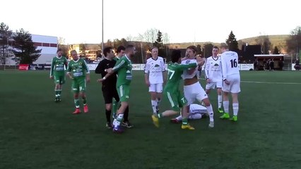 Il tacle son adversaire les deux pieds levés