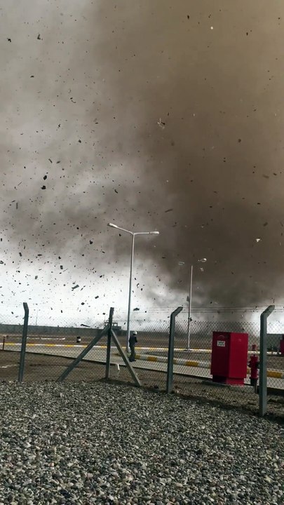 Tornade impressionnante filmée par des ouvrier d'une usine