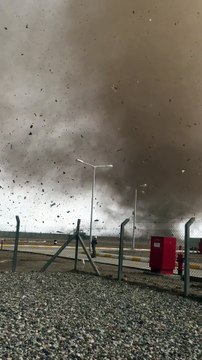 Tornade impressionnante filmée par des ouvrier d'une usine