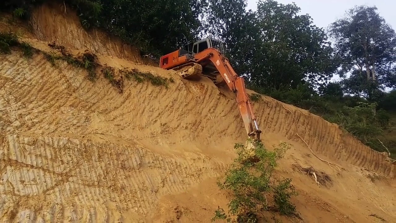 Cette pelleteuse dévalle une falaise au ralenti...