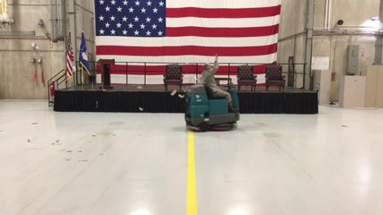 Lui il kiffe son boulot! Nettoyage en rythme et en dansant...