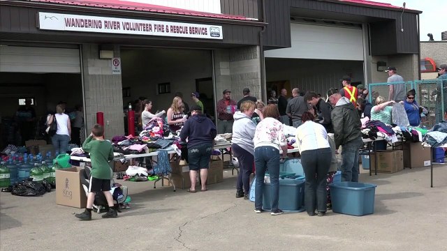 Au bord des routes, les sinistrés de Fort McMurray attendent