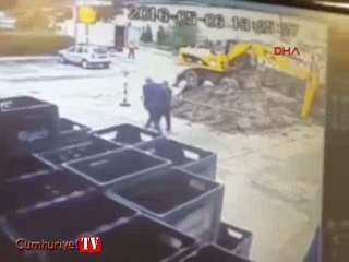 Ankara'daki yolda otomobilin ve kamyonun düşme anı kamerada