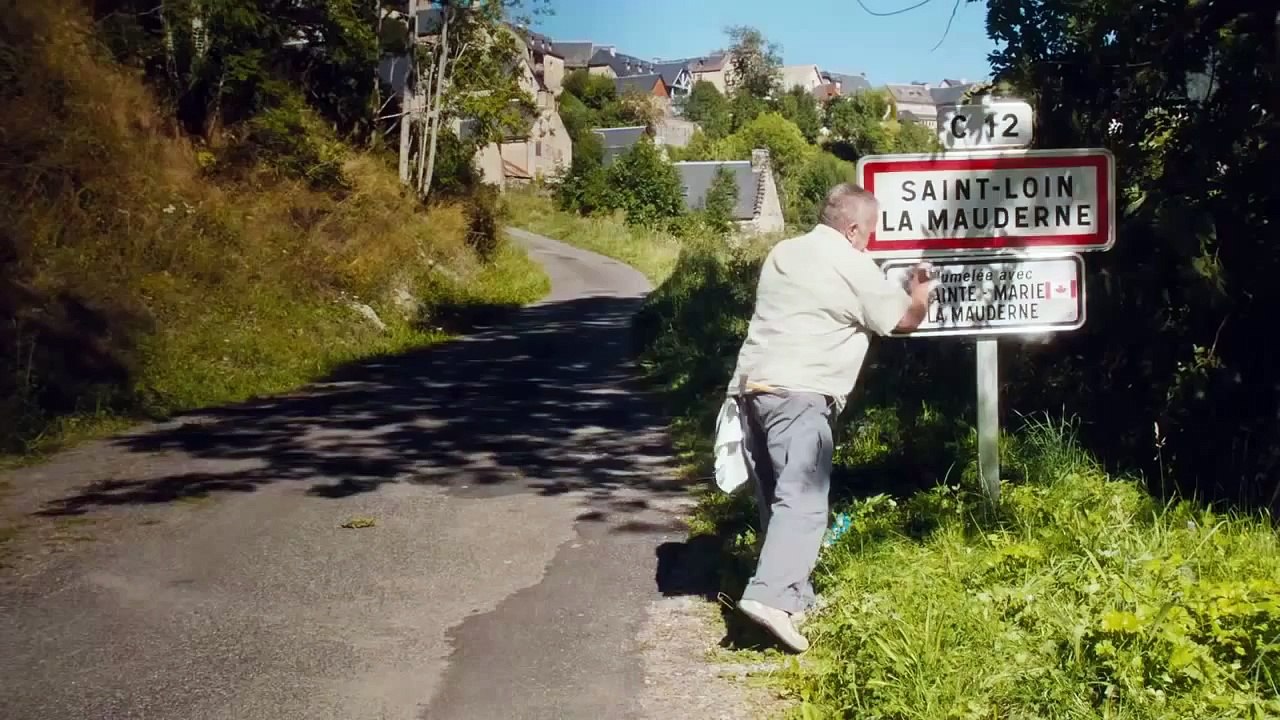 UN VILLAGE PRESQUE PARFAIT Bande Annonce (2015) - Lorànt Deutsch, Didier Bourdon HD