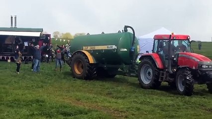 Un agriculteur répand du lisier pour faire fuir des manifestants