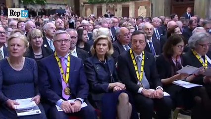 Le pape François reçoit son prix Charlemagne au Vatican