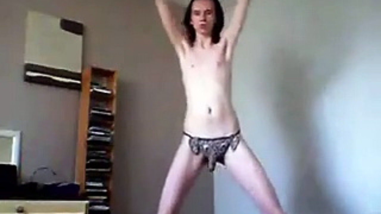 Regardez ce qu'il fait ce jeune homme dans sa chambre! Il est fou!