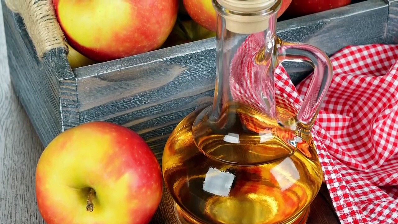 Il mélange trois produits qu'on a tous à la maison. Quand il l'applique sur ses dents? Incroyable!