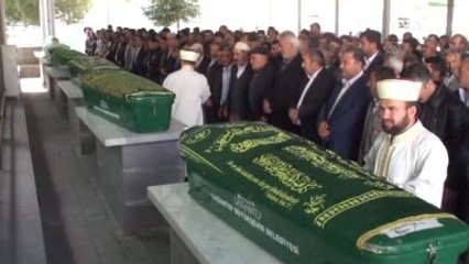 Yangında Hayatını Kaybeden Baba ve 6 Çocuğu Toprağa Verildi