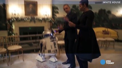 Barack et Michelle Obama dansent avec deux Storm­troo­pers et R2-D2