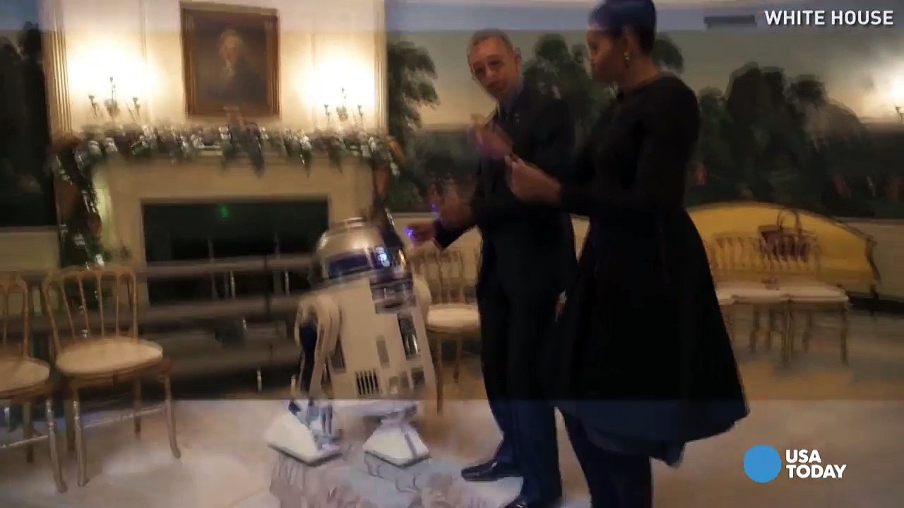 Barack et Michelle Obama dansent avec deux Storm­troo­pers et R2-D2
