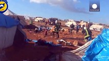 Damasco y Moscú niegan estar detrás del sangriento bombardeo de un campamento de desplazados en Siria