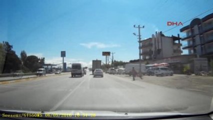 Antalya - Kamyon Devrildi, Su Damacanaları Yola Savruldu 2