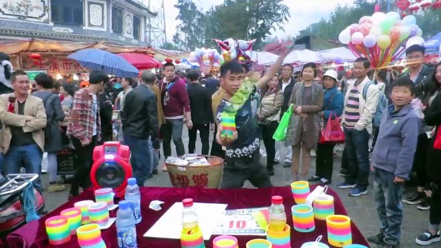 Уличное представление в Китае