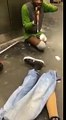 Orrore nella metropolitana di Parigi- polizia umilia un uomo senza gambe