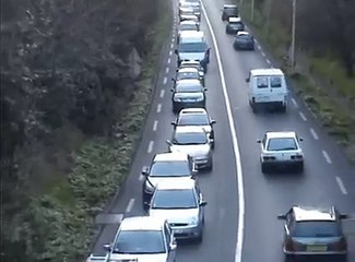 Vea lo que tiene trancado el tráfico en esta carretera