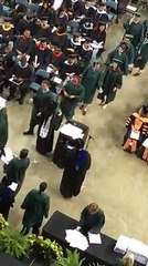 Mira la atípica reacción de esta mujer en su acto académico