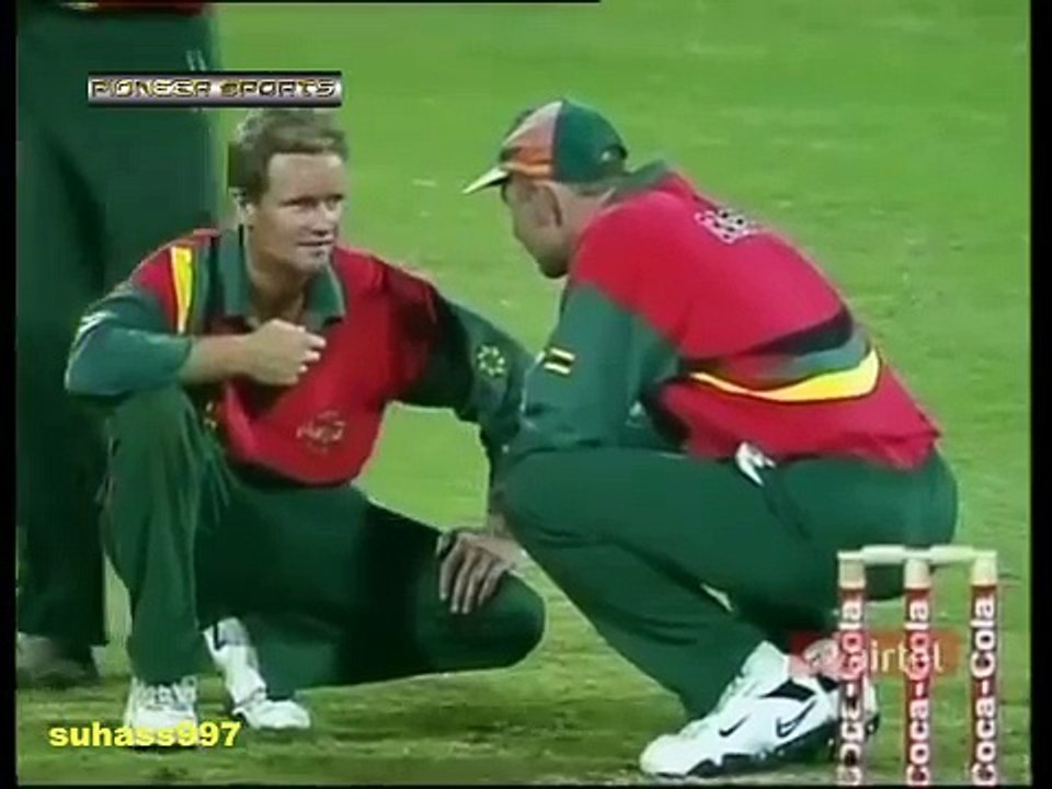 Sourav Ganguly Clears the roof 3 times by 3 Sixes. Sourav Ganguly sixes video.