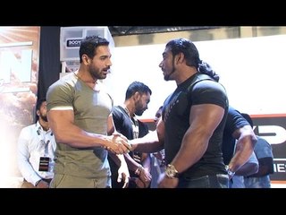 John Abraham At Gym Training Bodybuilders In Workout