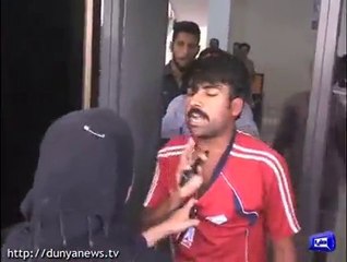Lajawab Thapper parade: Boy beaten by woman security guard in Gujranwala لاجواب تھپٹر پریڈ پہلے آپی پھر آپی جان۔ لڑکیاں نہ دیکھیں