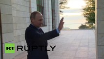 ソチで会談を終え安倍首相を見送るプーチン露大統領 (May.6 2016)