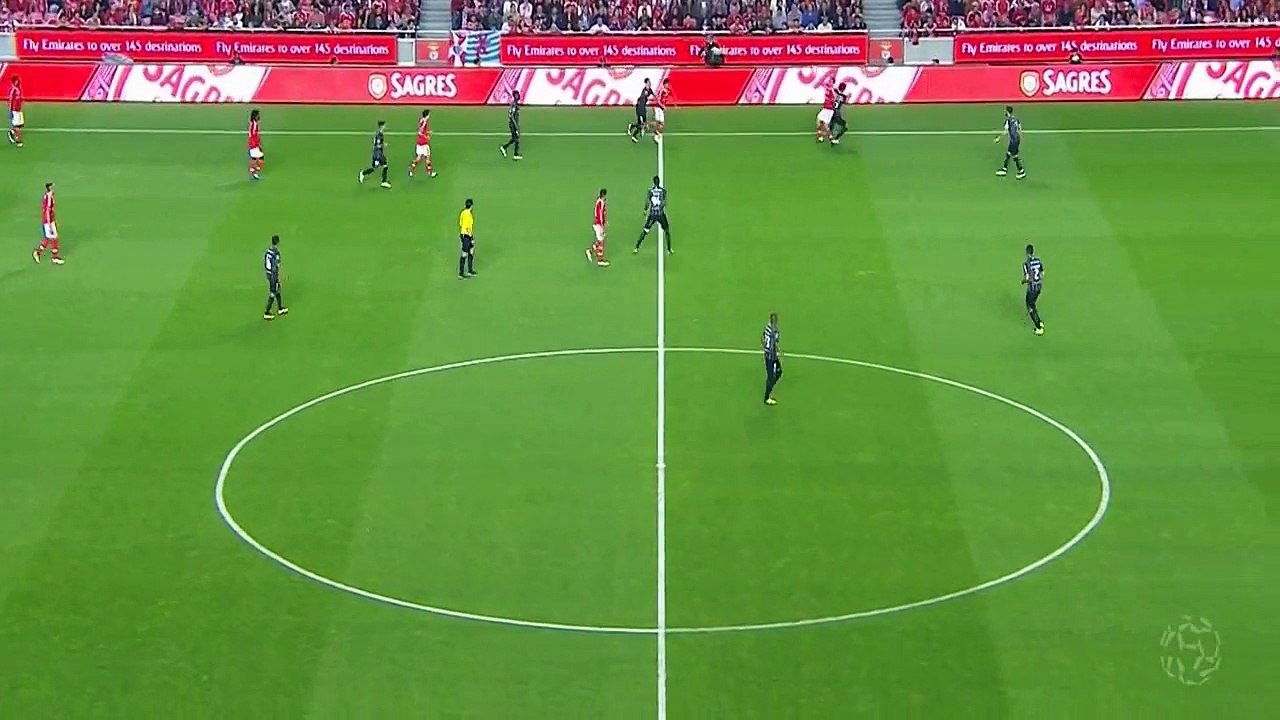 Raul Jimenez Amazing Rabona Shot vs Vitoria Setubal