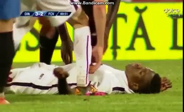 Во время матча на футбольном поле умер футболист Динамо (ВИДЕО 18+)