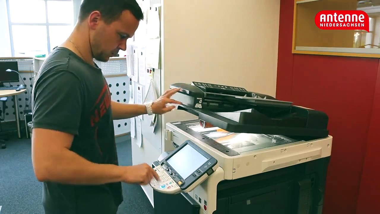 Tu veux la même photocopieuse au bureau c'est ça?!