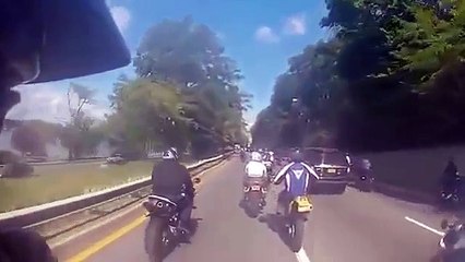 下载视频: Un 4x4 écrase plusieurs motards et se fait poursuivre - Road Rage violent