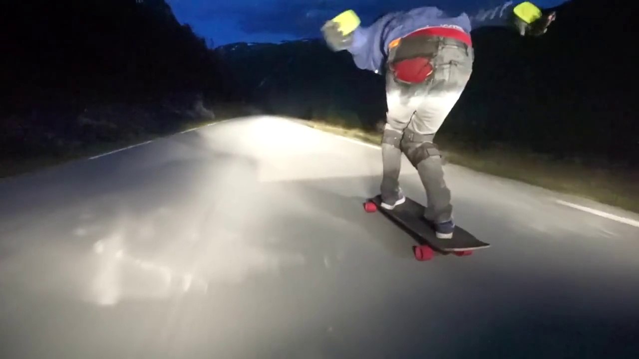 Ce taré fait du longboard à plus de 100 kmh en pleine nuit !