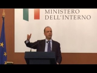 Napoli - Camorra, Alfano: "Sconfiggeremo anche le baby gang" (06.05.16)