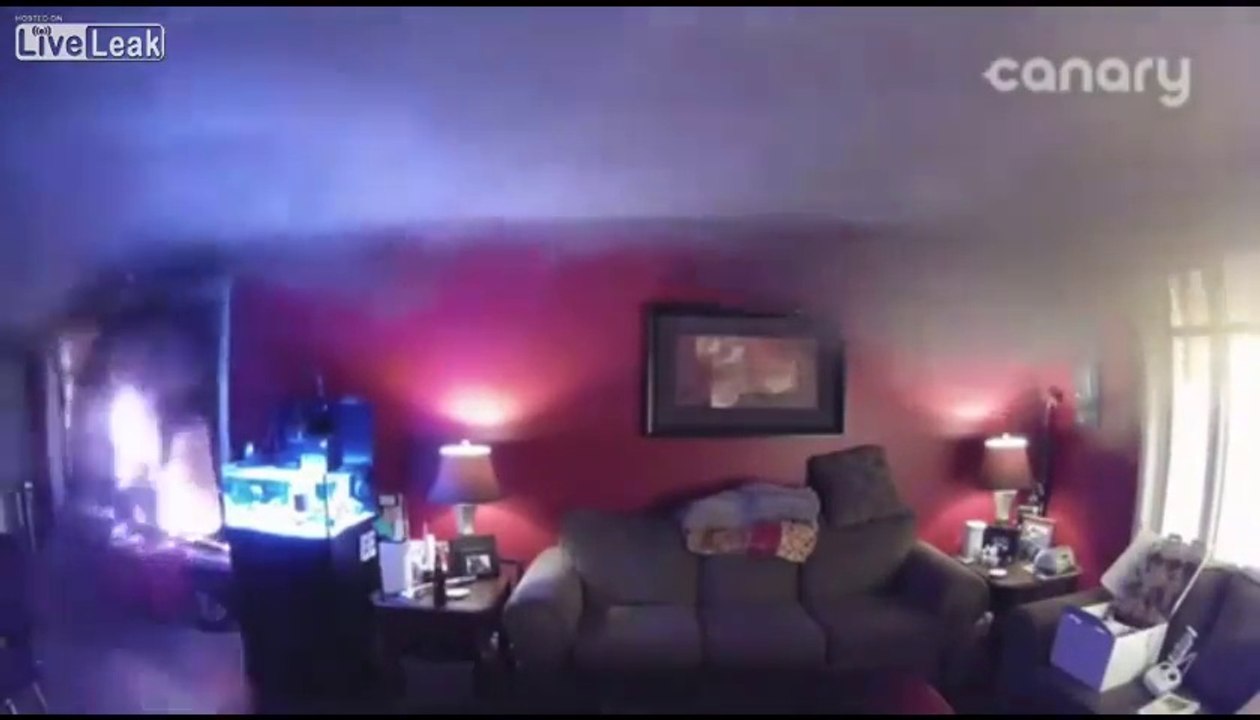 Une maison incendiée au Canada filmée de l'intérieur par une caméra de sécurité à Fort MCMurray