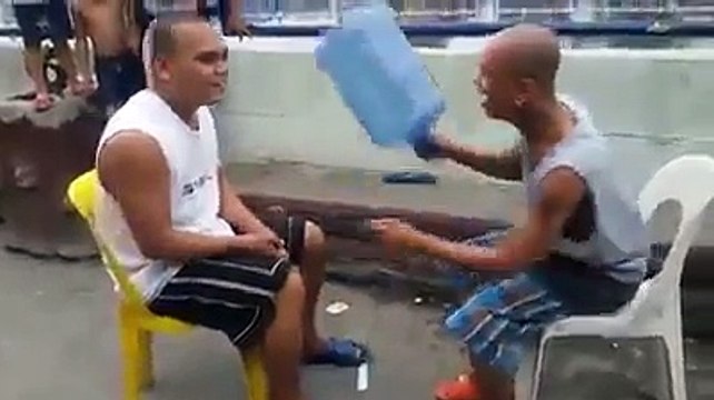 Pierre feuille ciseaux et coups de bouteilles pour le perdant ! - WTF Is this game