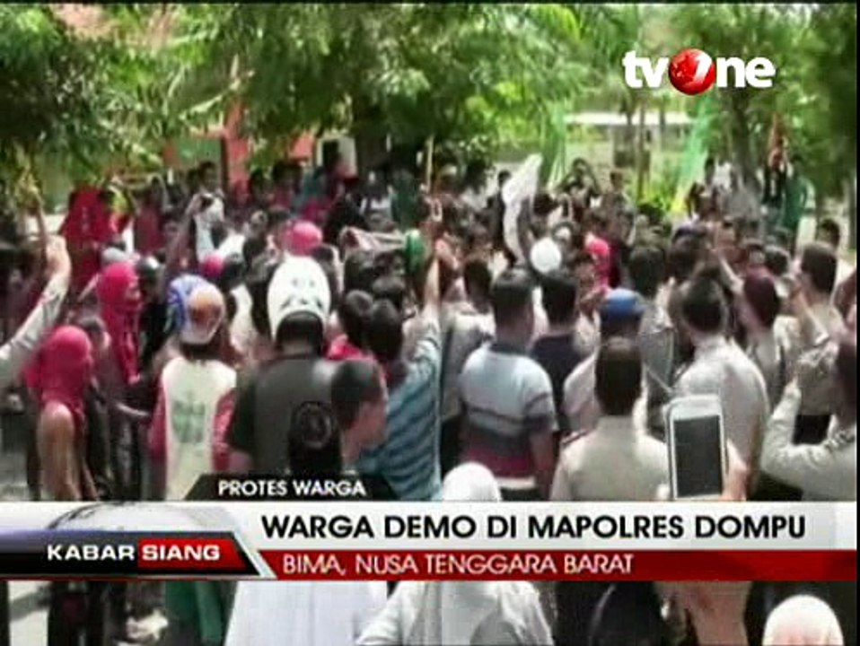 Massa Protes di Halaman Mapolres Dompu