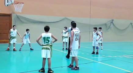 QUIQUE EN LA LÍNEA DE TIROS LIBRES.