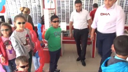 Télécharger la video: Gaziantepli Optikçi 250 Çocuğa Güneş Gözlüğü Dağıttı