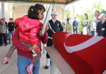 Şehidi, 4 Yaşındaki Kızı Öperek Uğurladı